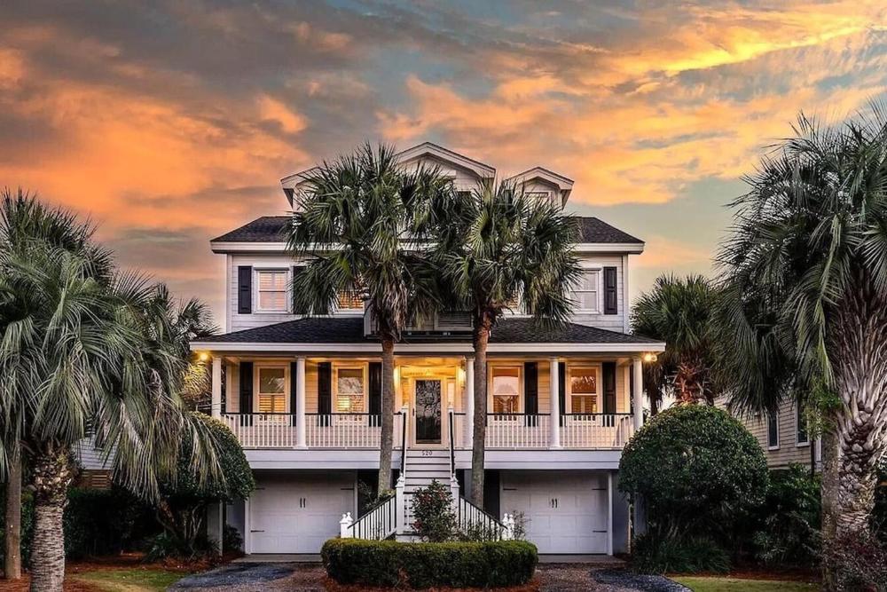 Backyard Oasis- Steps 2 Beach, Private Pool & Bar, Sleeps 16, 7 Bedrooms 5 and a half bathrooms "The Lucky Penny"
